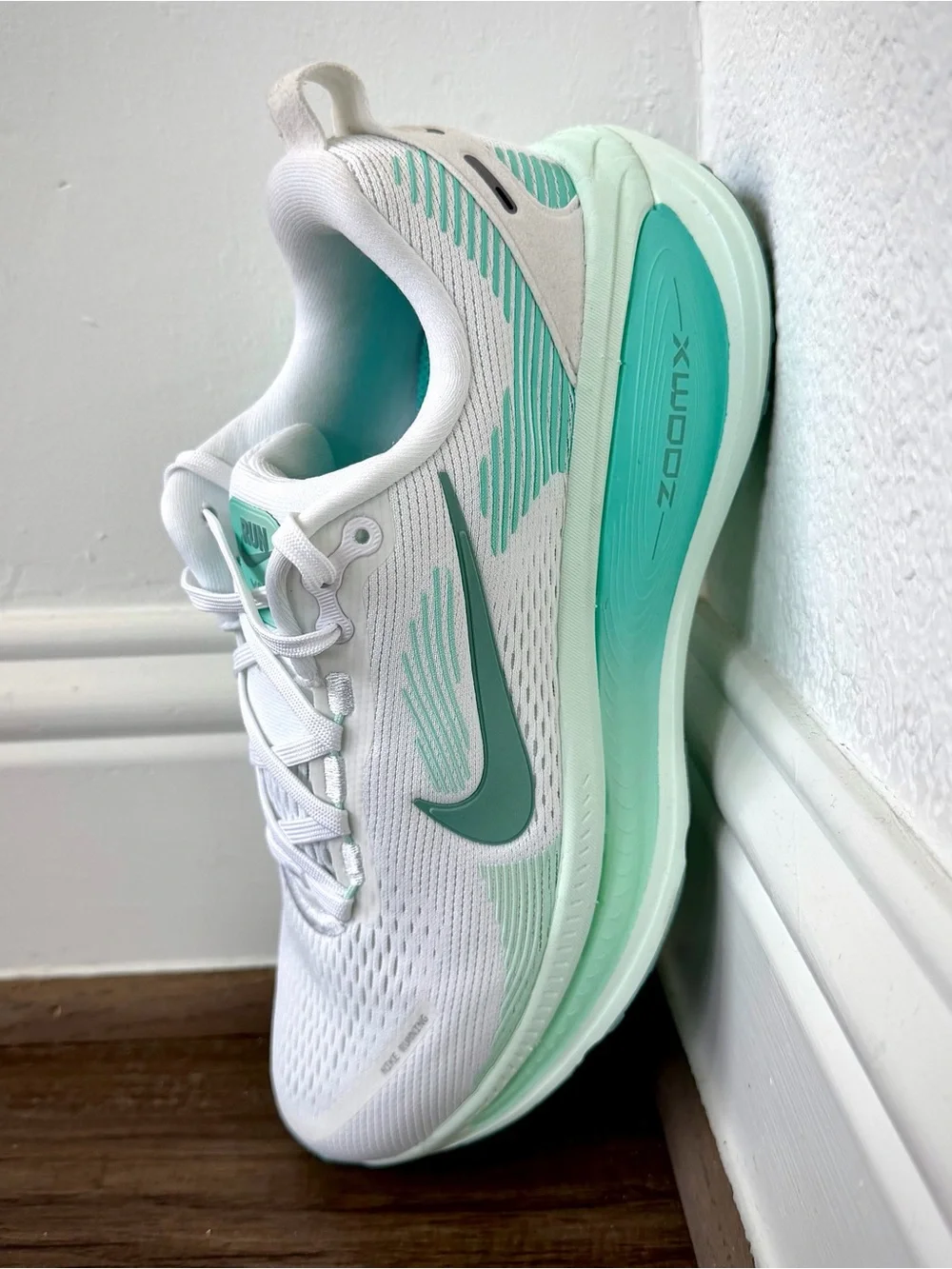 NEW Nike Vomero 18 White Cannon Bleached Turq HM6804-106 Women’s Size 8.5